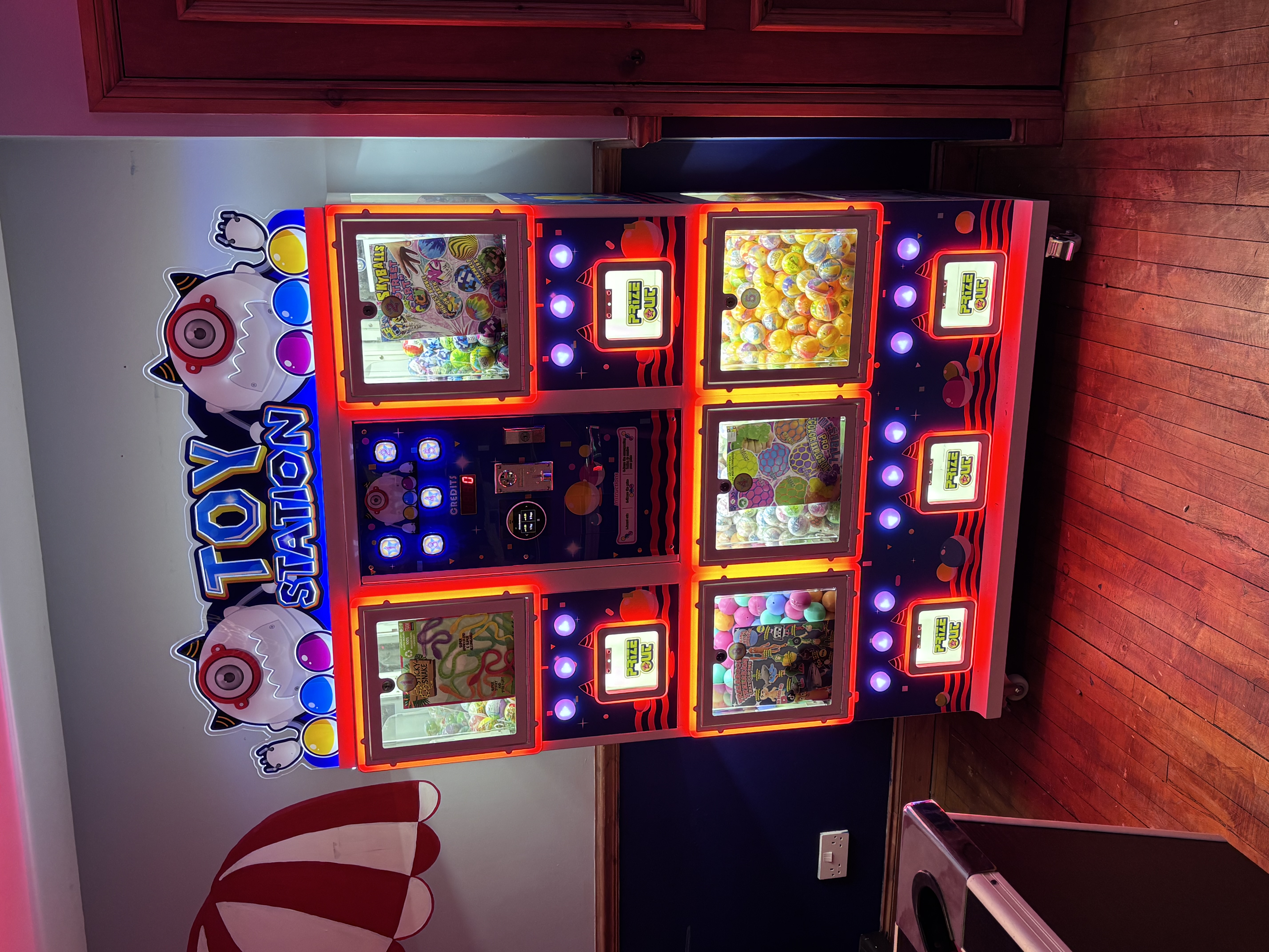 Toy Sampler Machine Toy Capsule Vending Machine for Venues UK