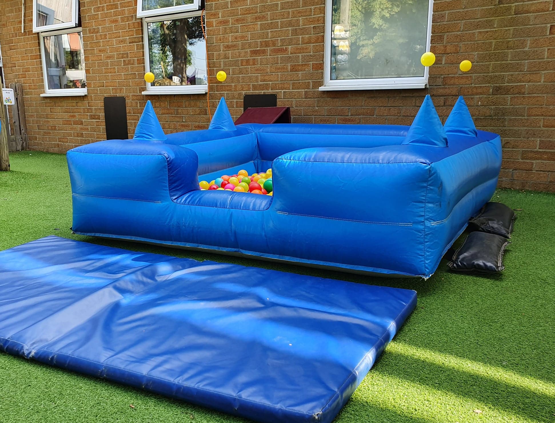 inflatable-ball-pit-blue-bouncy-castle-soft-play-hire-in-abingdon