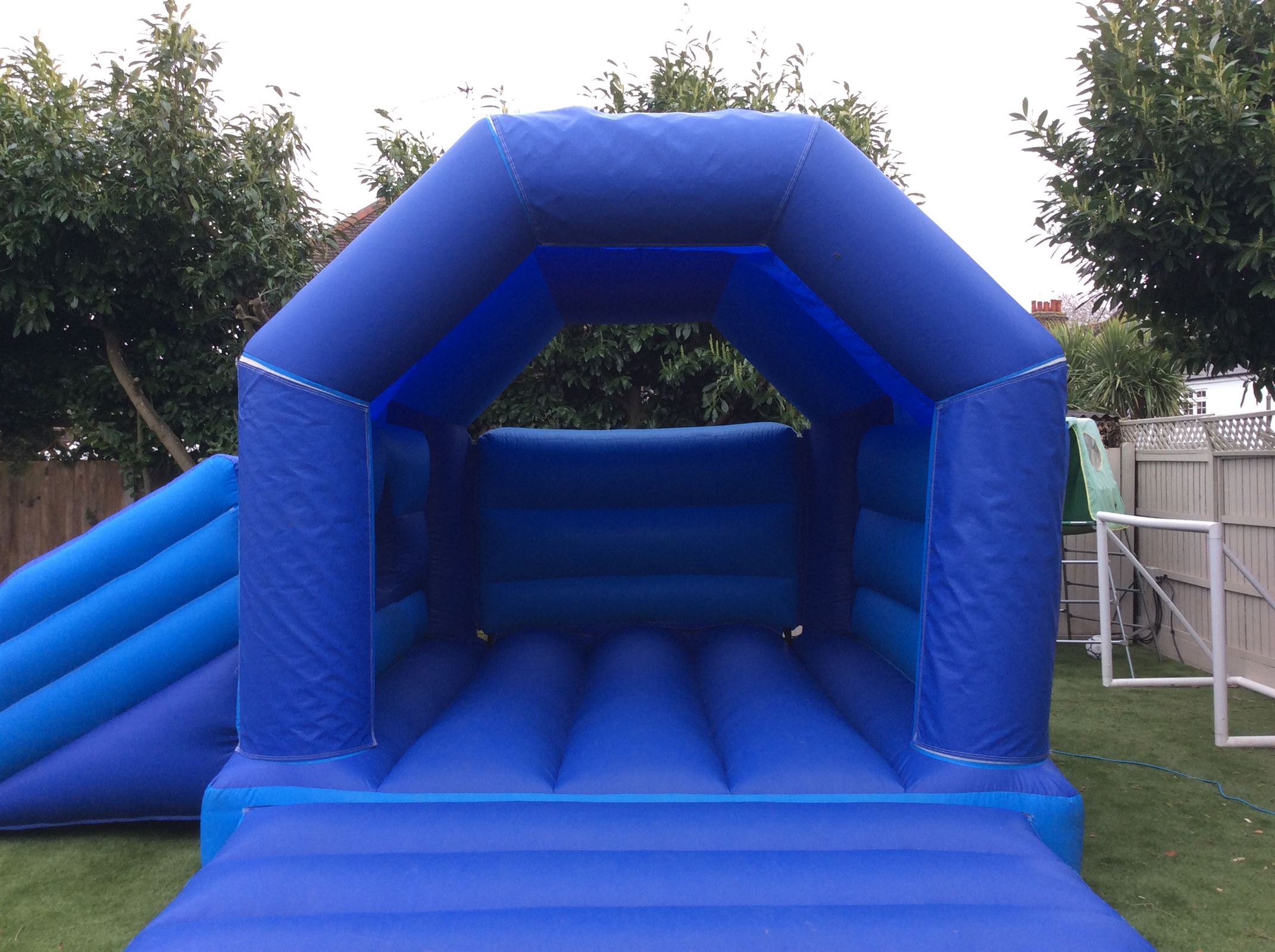 BLUE BOUNCY CASTLE 16FT vs 15ft Best Bouncy Castle Hire, Soft Play