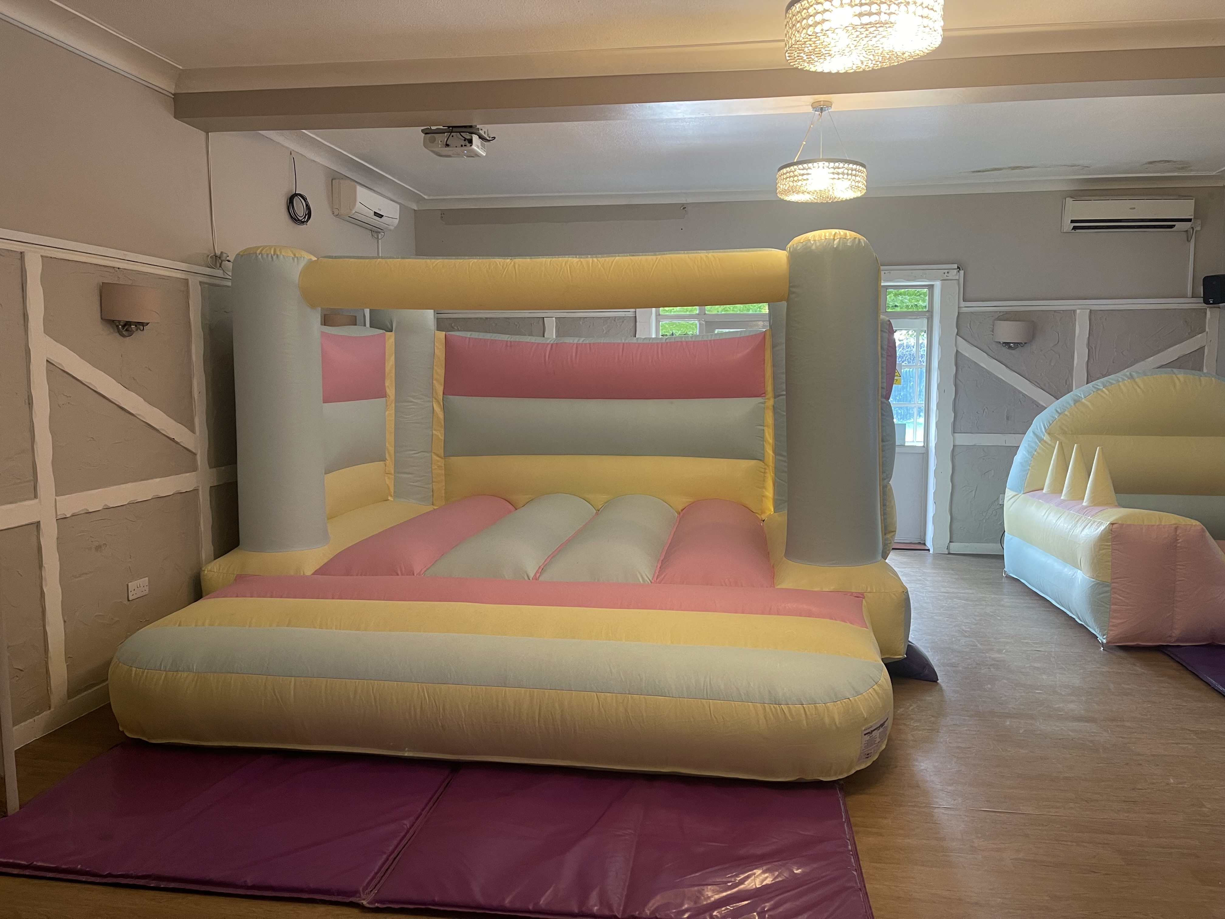 Flumpy Pastel 12ft x 12ft Low Height Castle INDOORS ONLY (HEIGHT 8.0ft ...