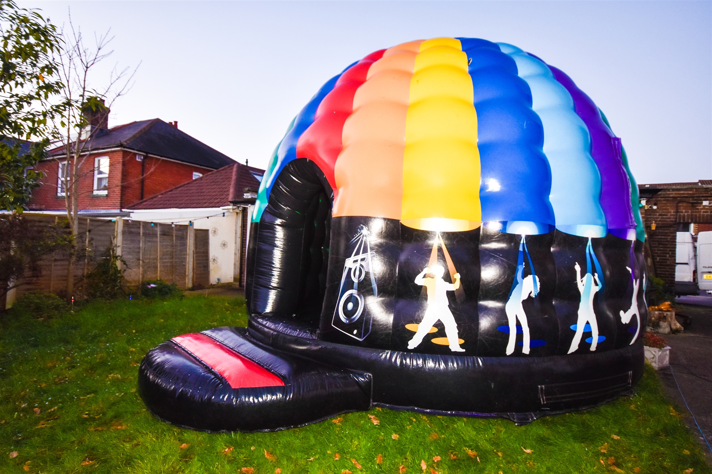 Inflatable Nightclub vs Traditional Nightclub: Which One is Right for You?