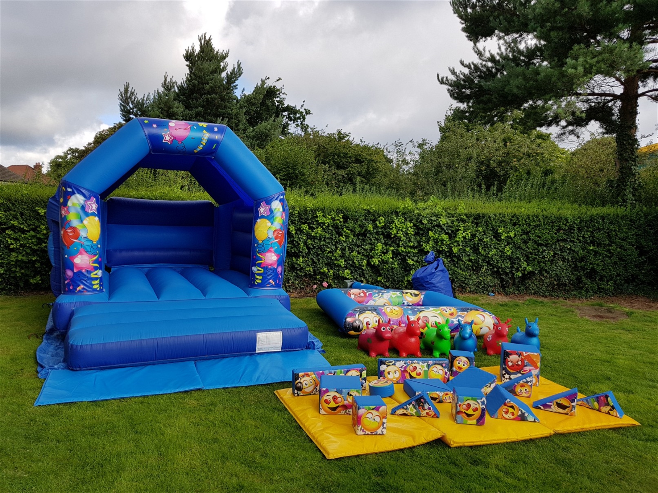 BALLOONS BLUE BOUNCY CASTLE 15FT vs 11ft - Bouncy Castle Hire, Soft ...