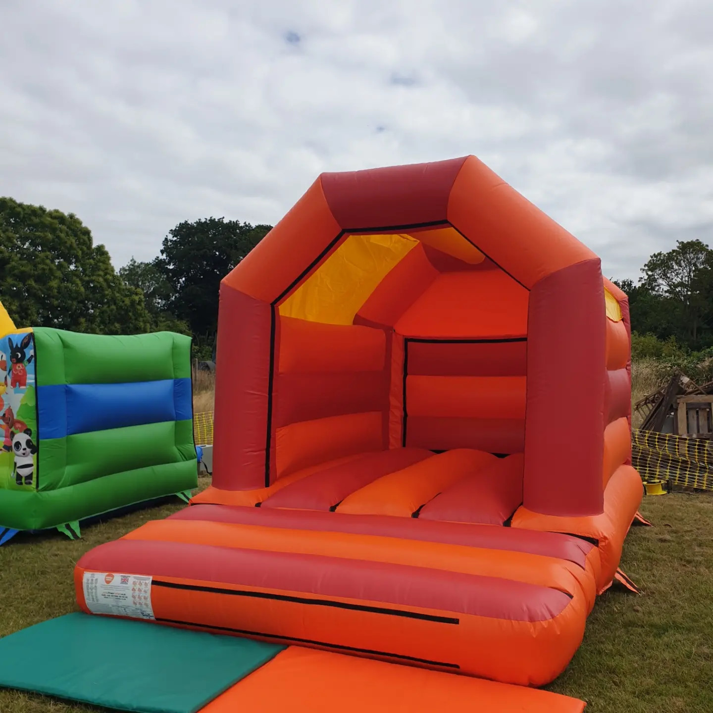 Bouncy Castles - Bouncy castle and soft play hire in Walton on the Naze ...