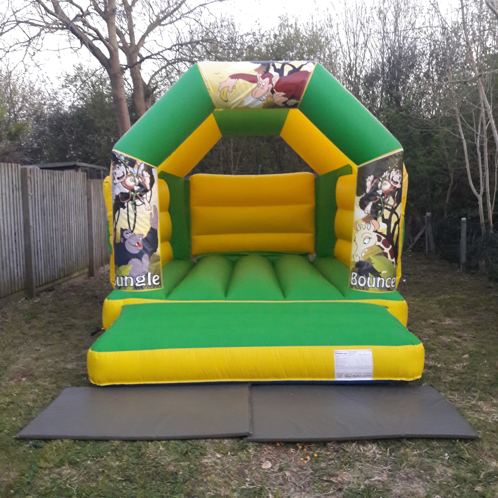 bouncy-castle-hire-in-warwickshire