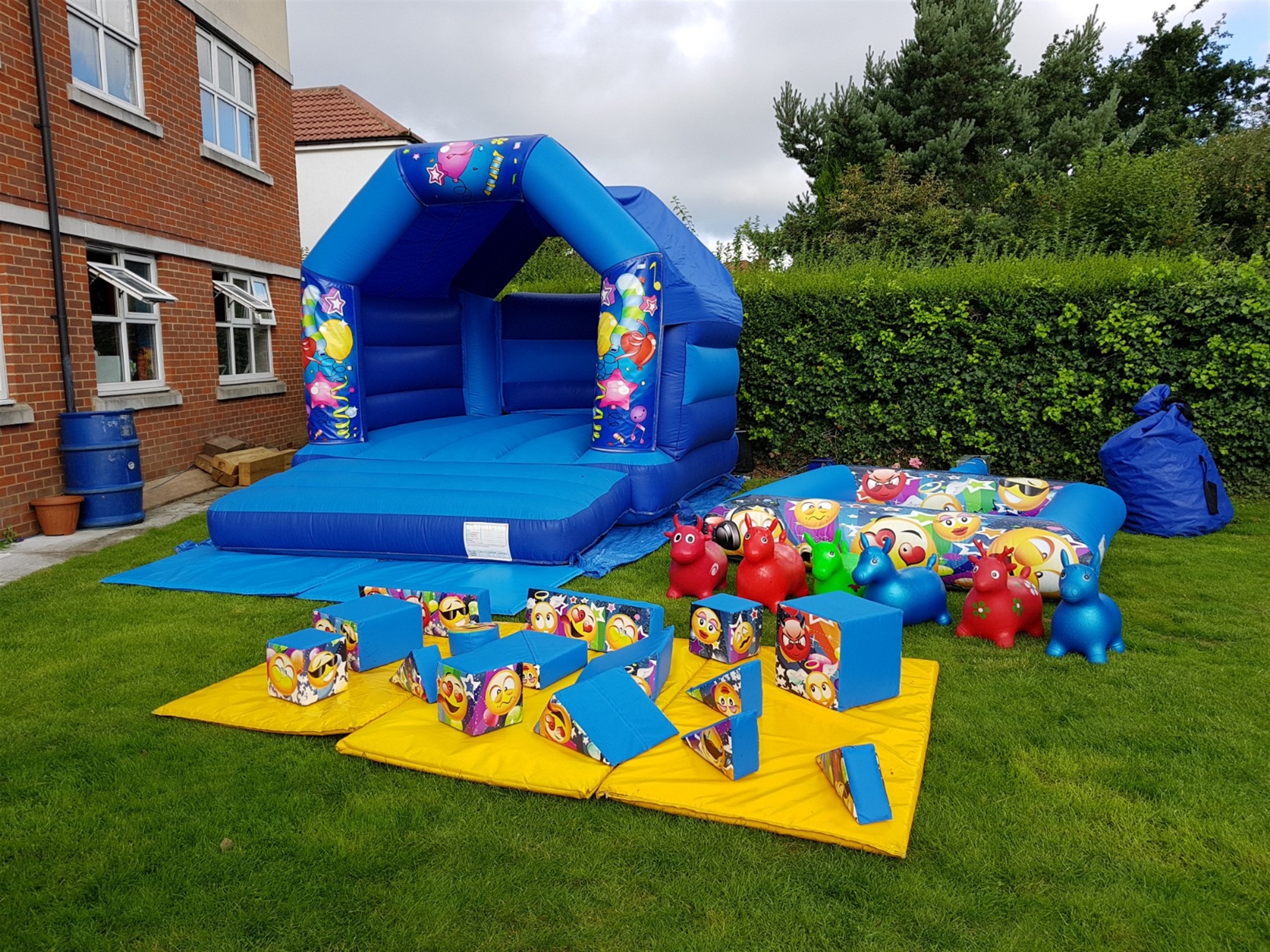 BALLOONS BLUE BOUNCY CASTLE 15FT vs 11ft - Bouncy Castle Hire, Soft ...