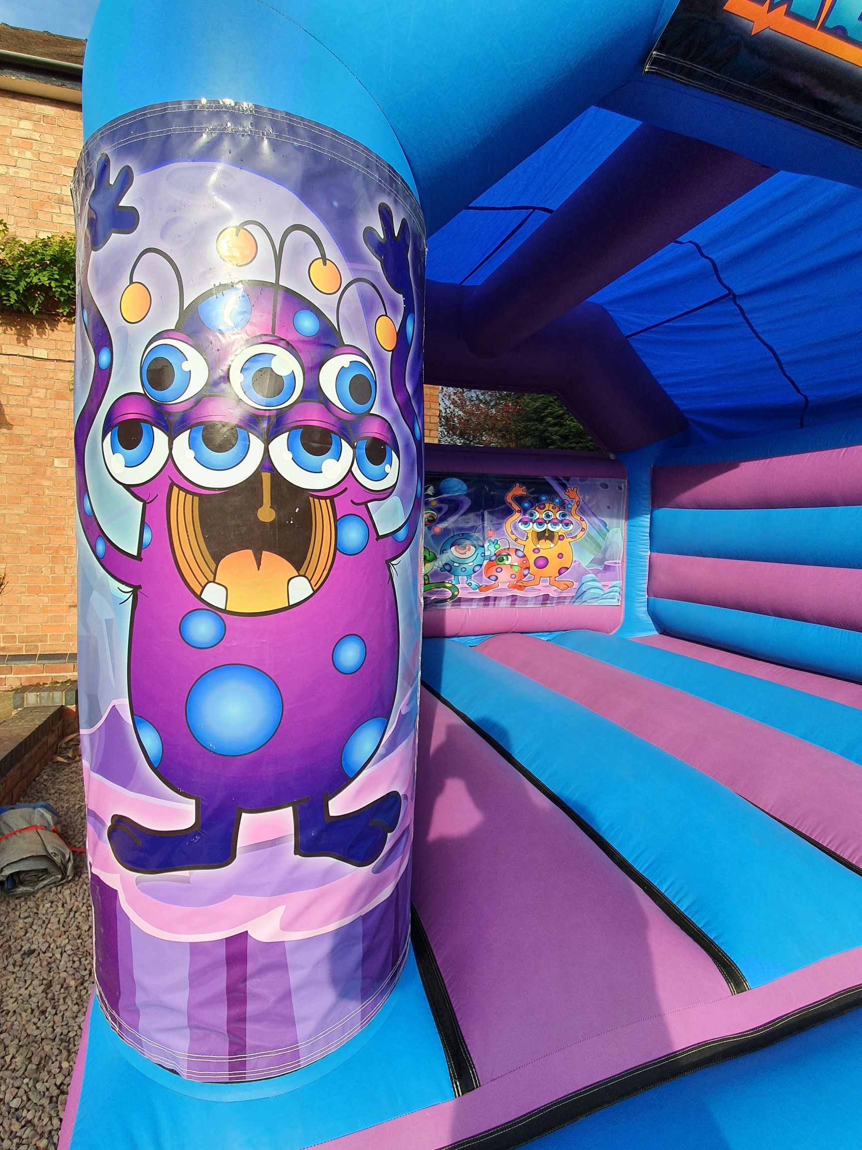 space-aliens-bouncy-castle