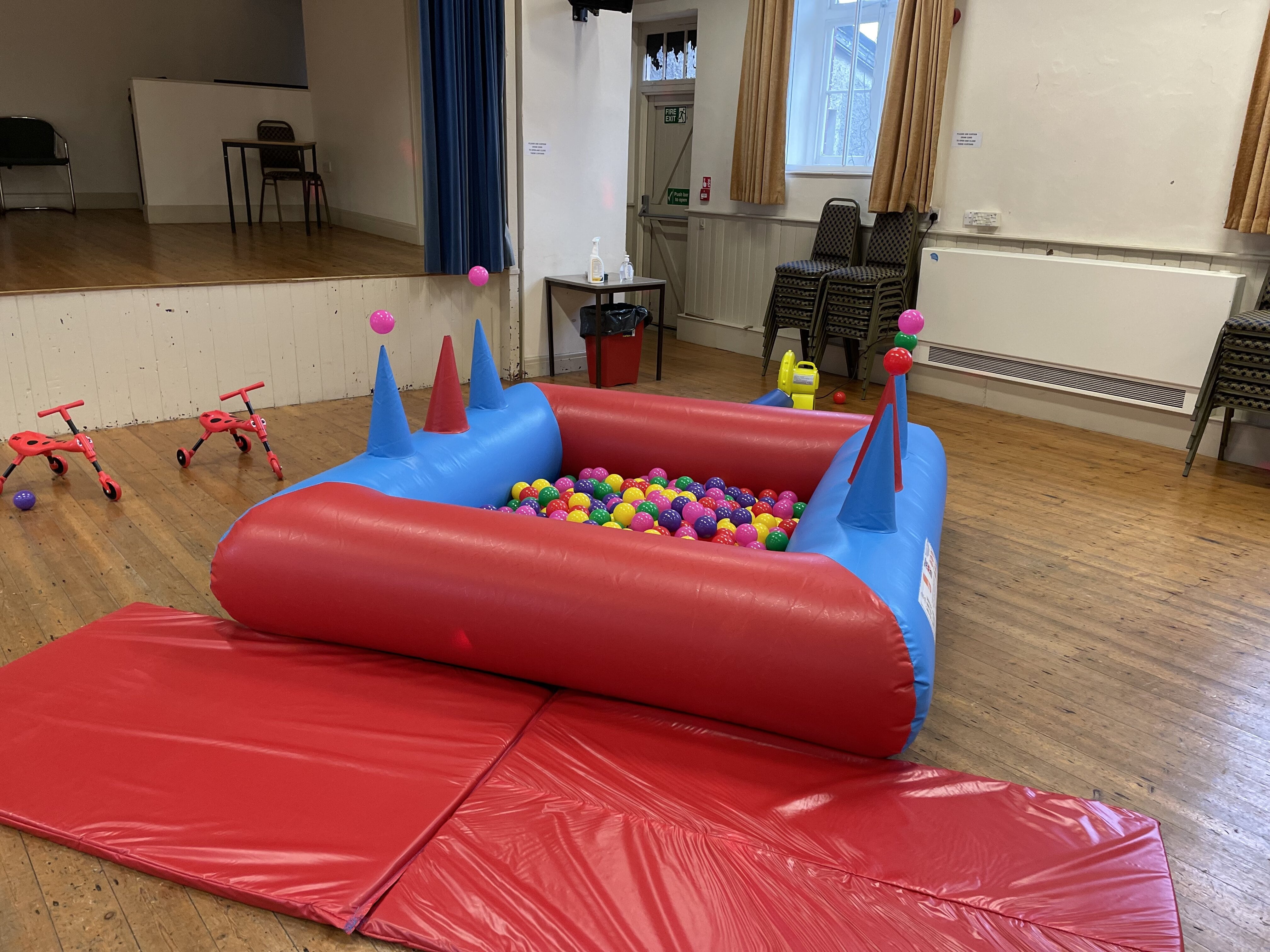 Red and Blue 8ft x 8ft Inflatable Ball Pit with Ball Jugglers Best