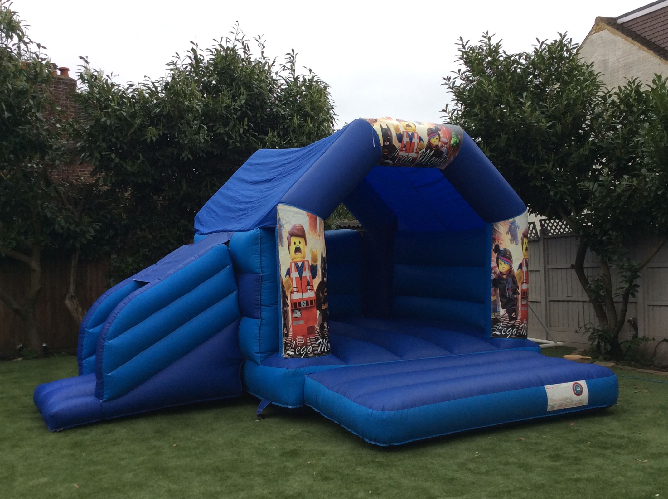 LEGO BOUNCY CASTLE 16FT vs 15ft - Bouncy Castle Hire, Soft Play Hire in ...