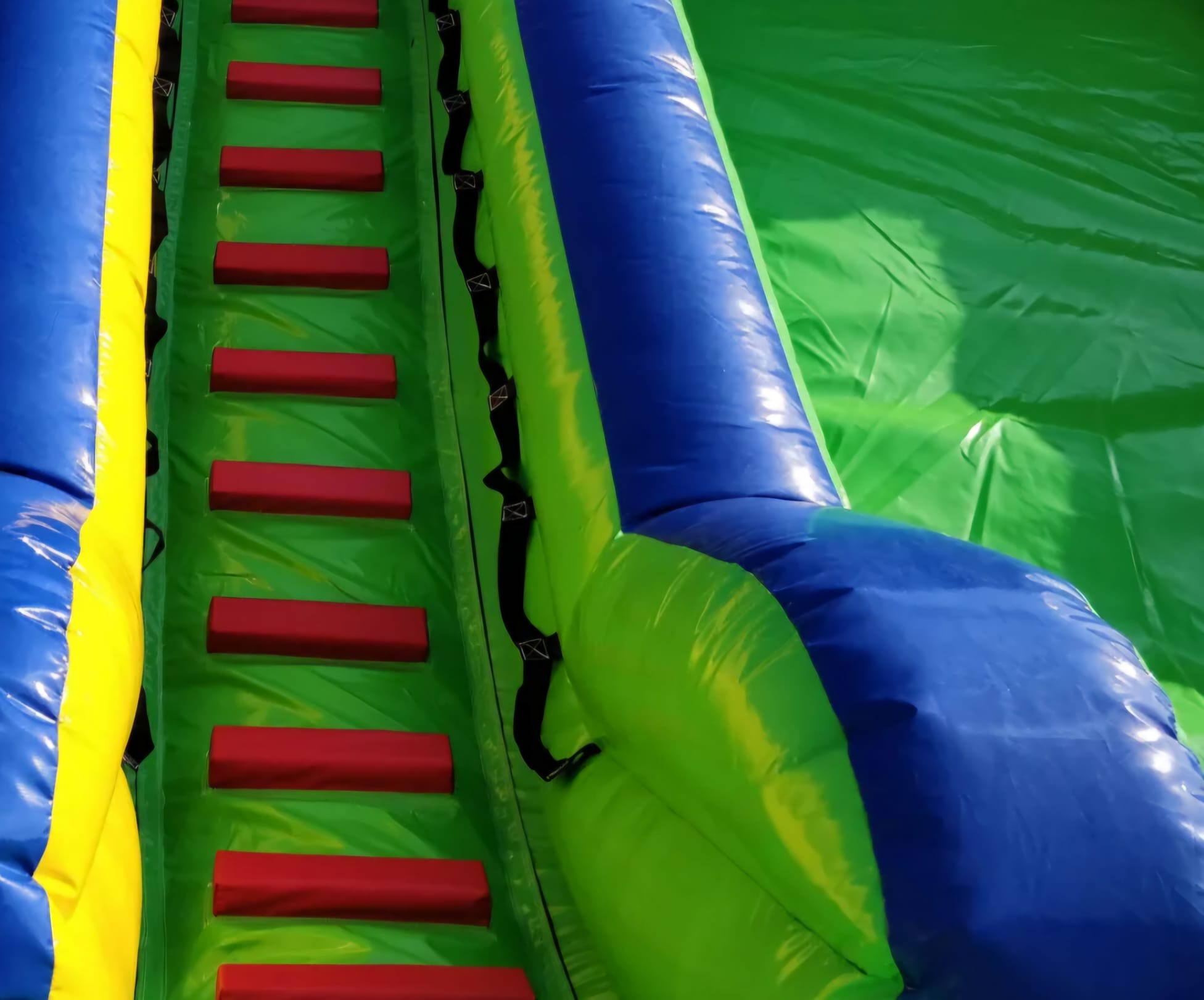 Rainbow Mega Slide hire - ice-rinks.co.uk in UK | Ice-rink Uk