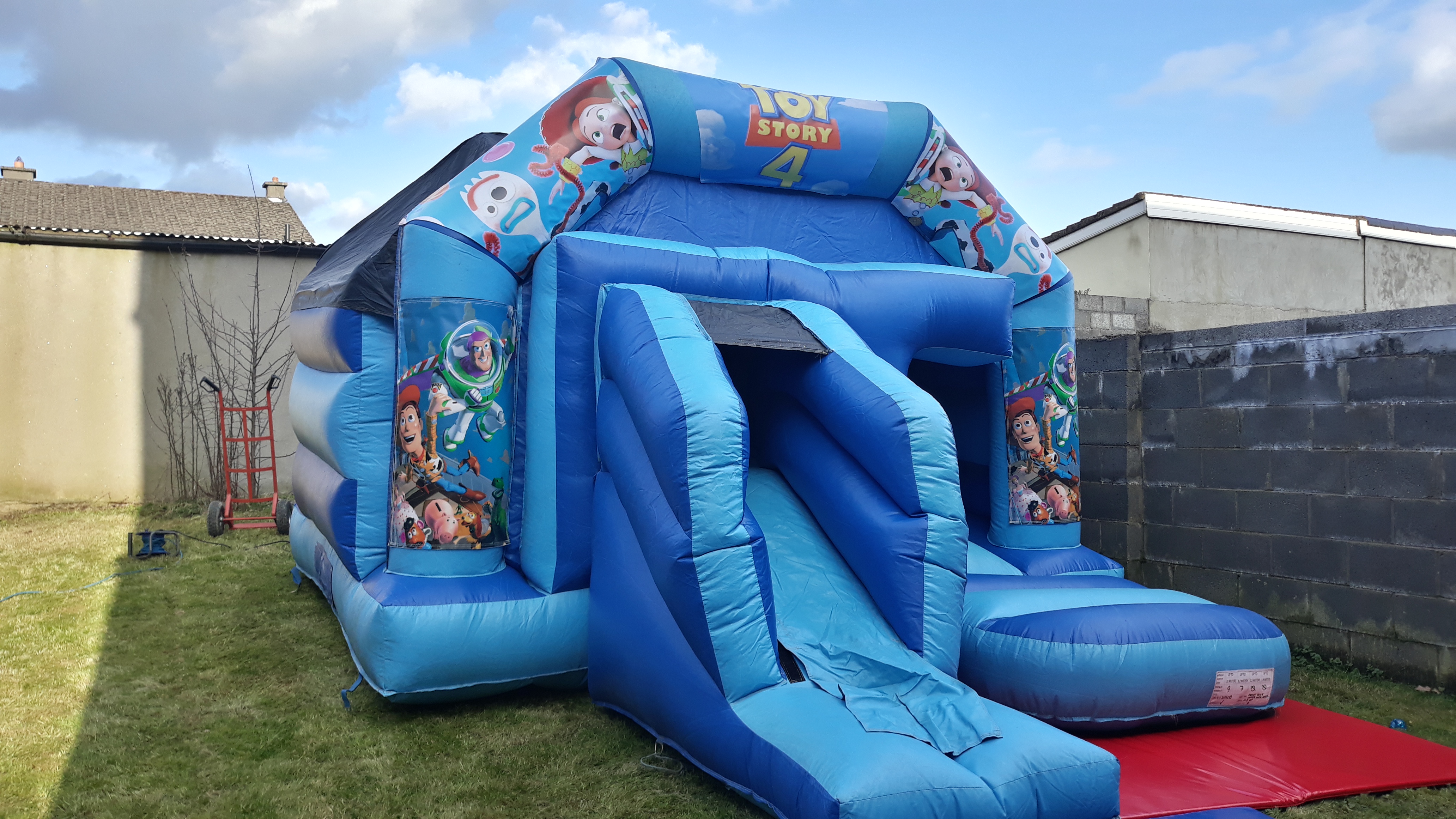 bouncy castle for 6 year old