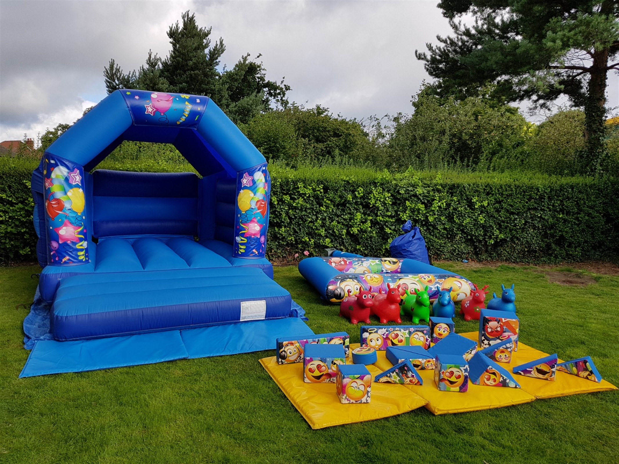 Balloons Blue Bouncy Castle 15ft Vs 11ft - Bouncy Castle Hire, Soft 