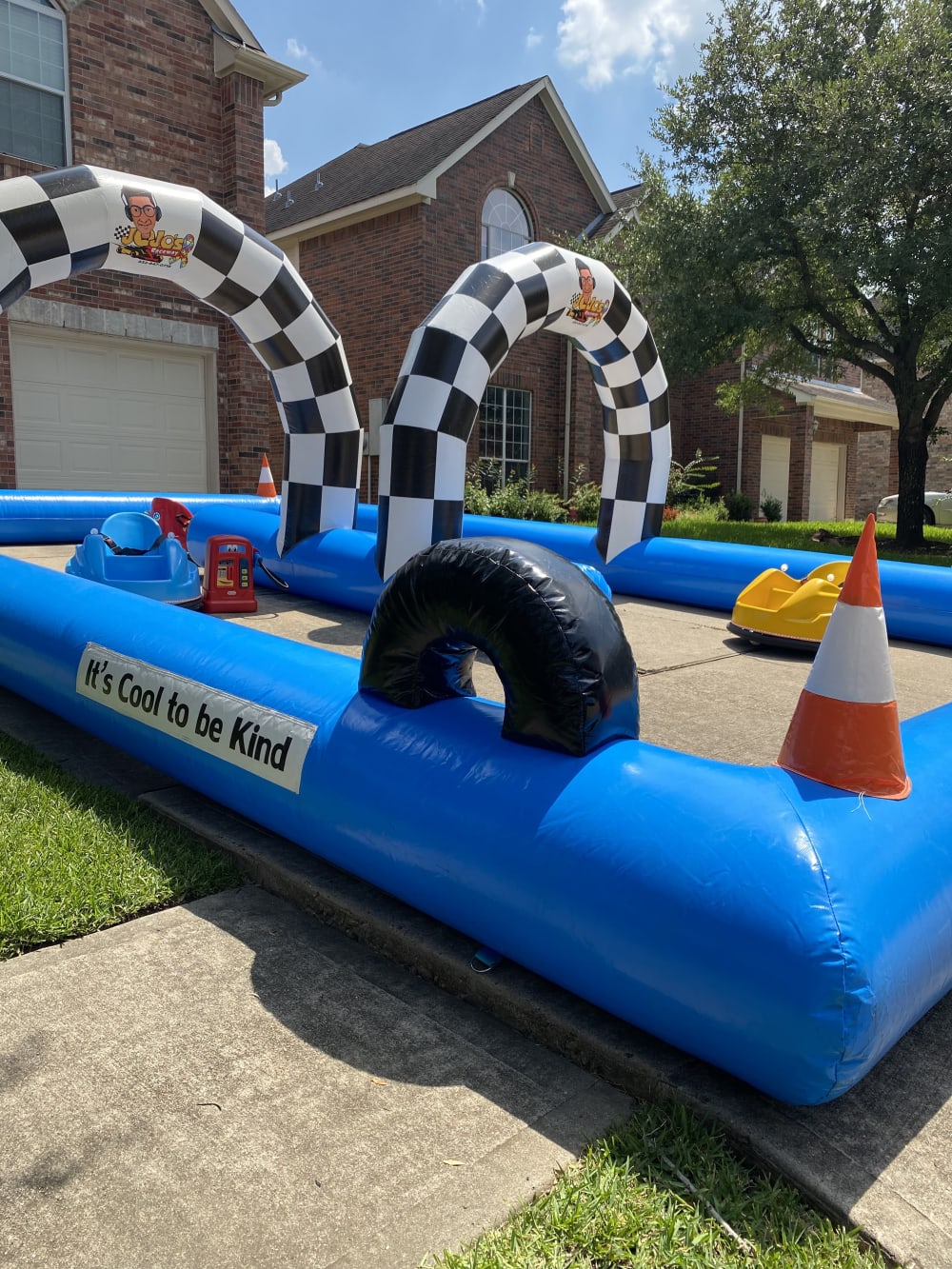 Small Racetrack w 2 big bumper cars 2 mini bumper cars ages 1