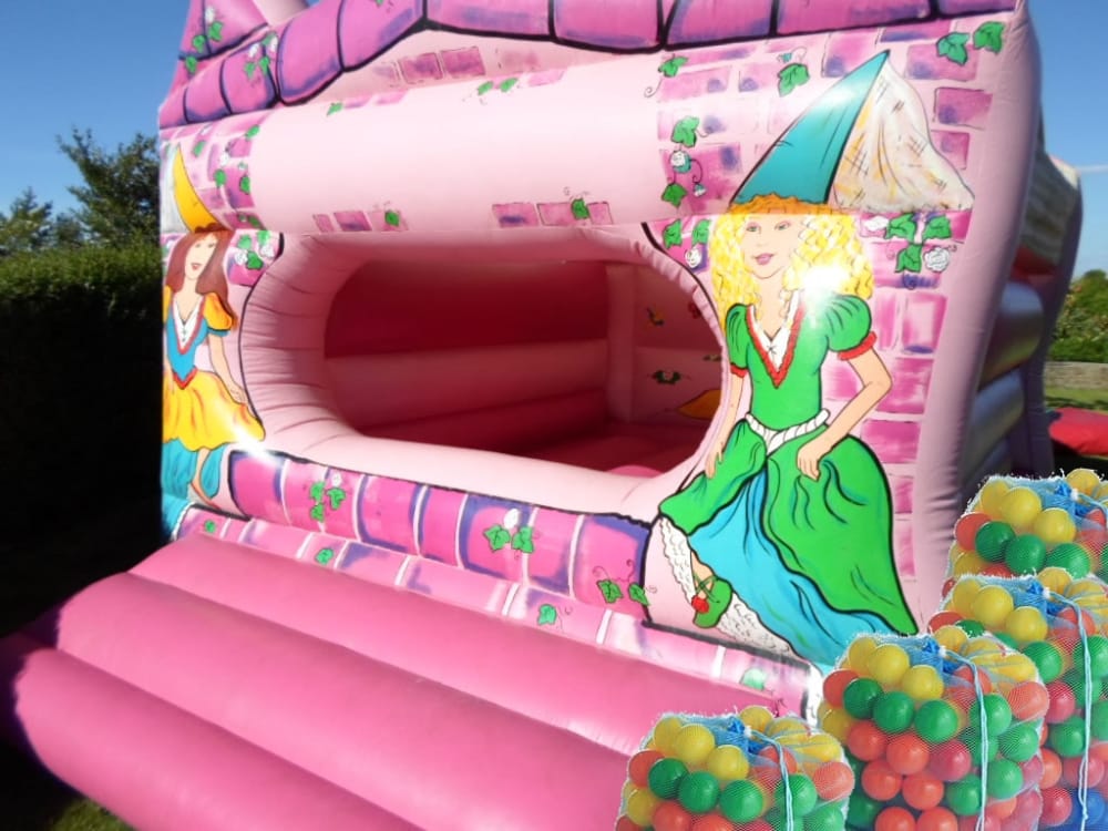inflatable pool with balls