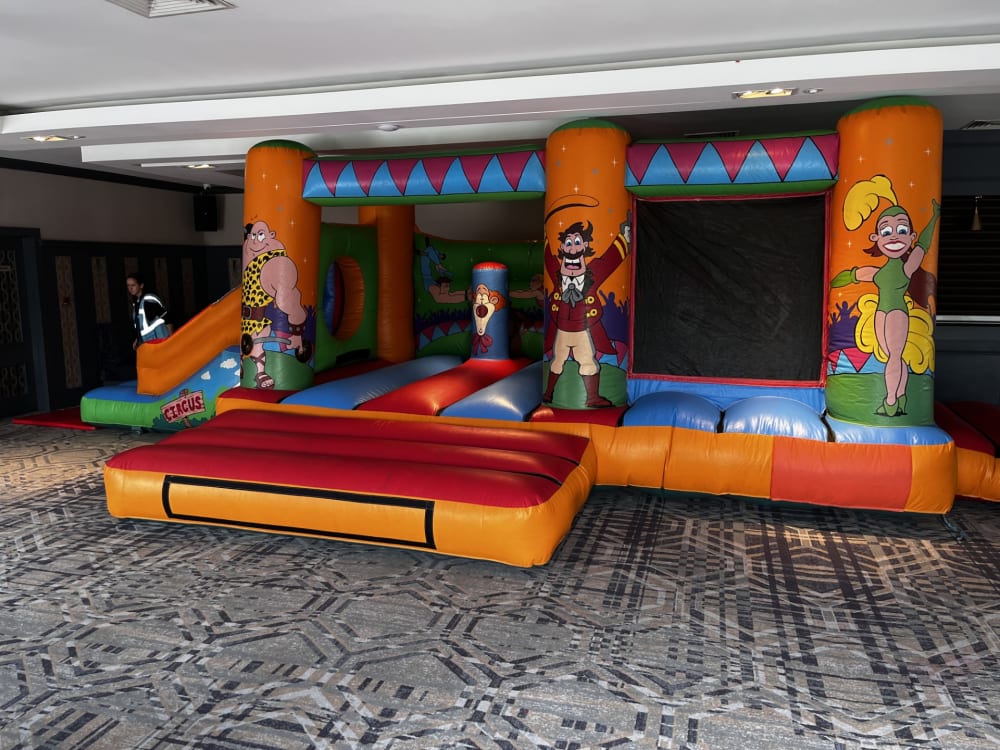 Indoor bouncy store castle