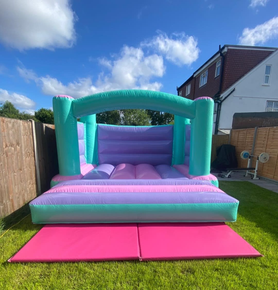 Small bouncy deals castle hire