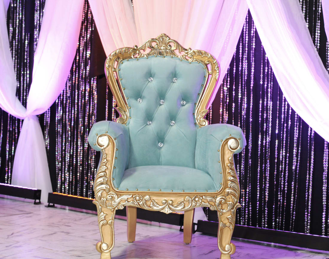 Hire throne online chair