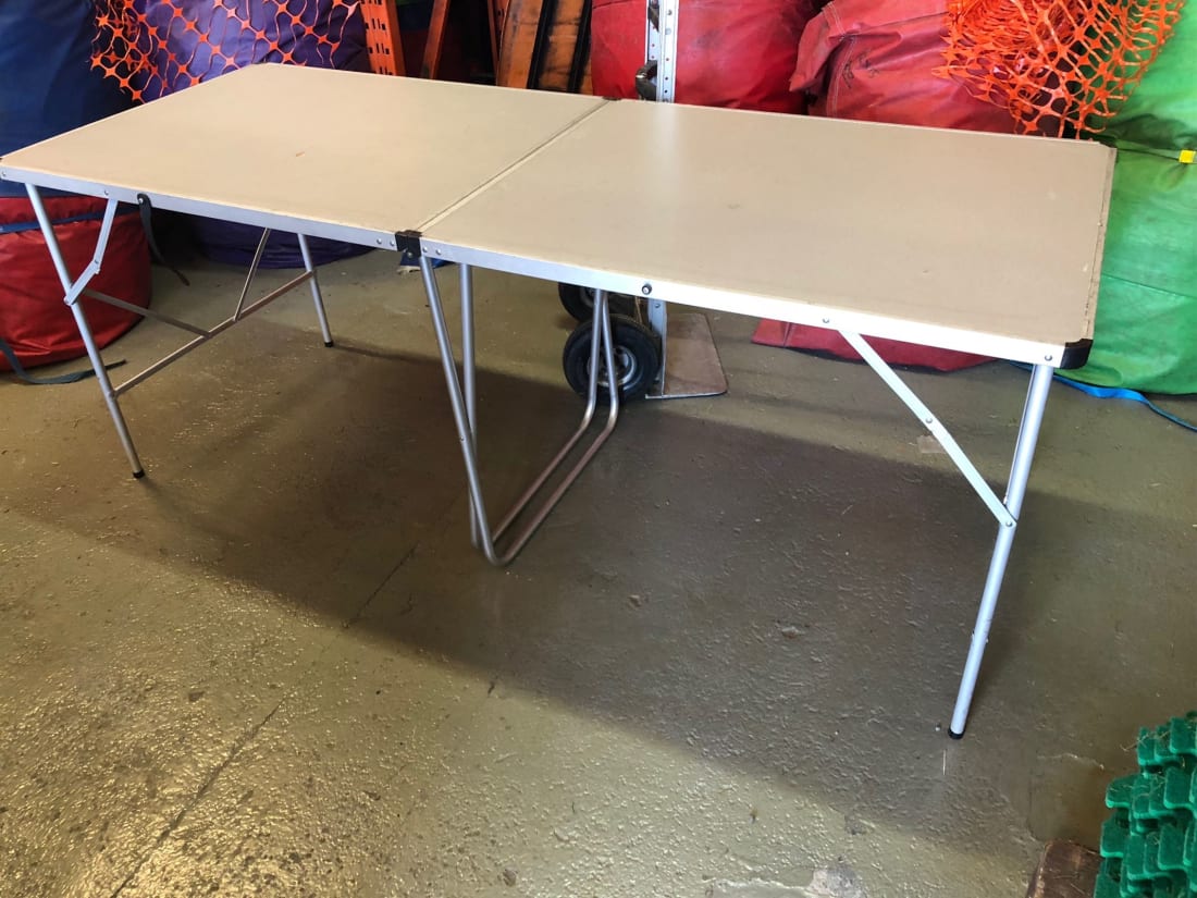 Folding deals table floor