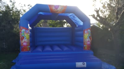 BALLOONS RED BOUNCY CASTLE 15FT vs 15ft, a bouncy castle for hire from All Bounce Surrey
