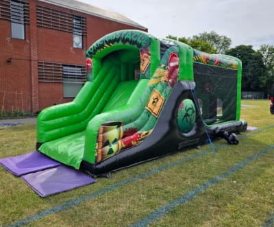 Green 30ft Fun Run, a assault course for hire from Wallington Bouncy Castles