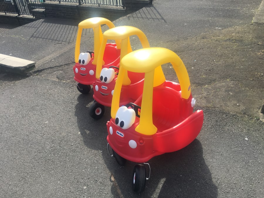 Childrens sit outlet in car