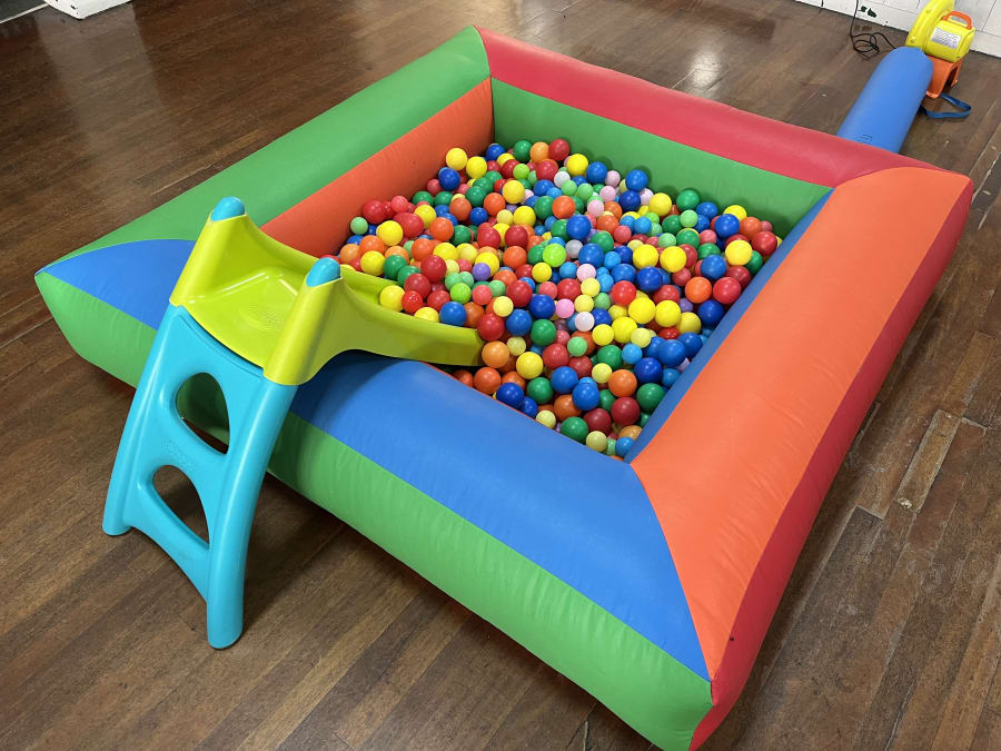 Kids inflatable clearance ball pit