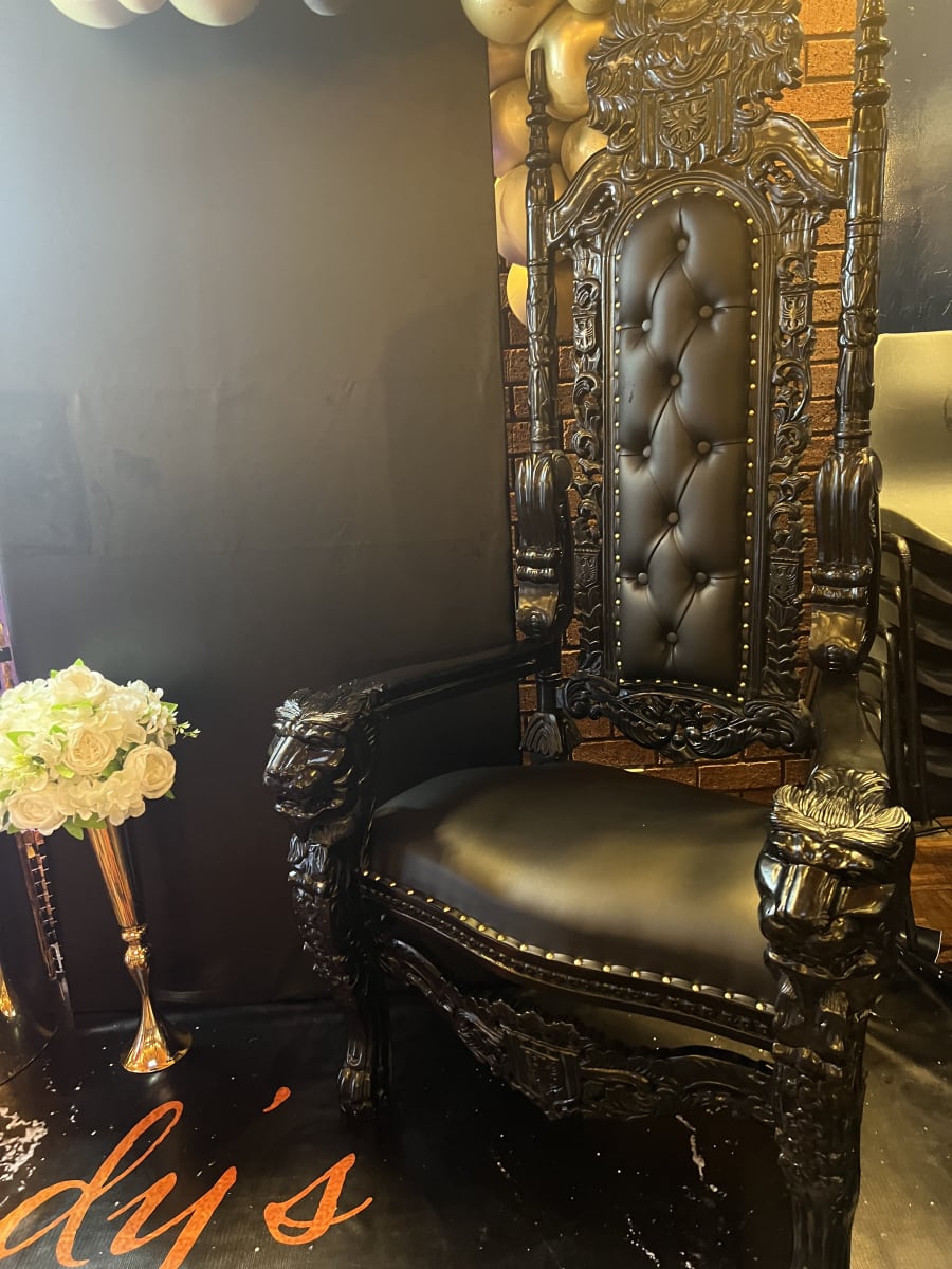 Black king throne deals chair