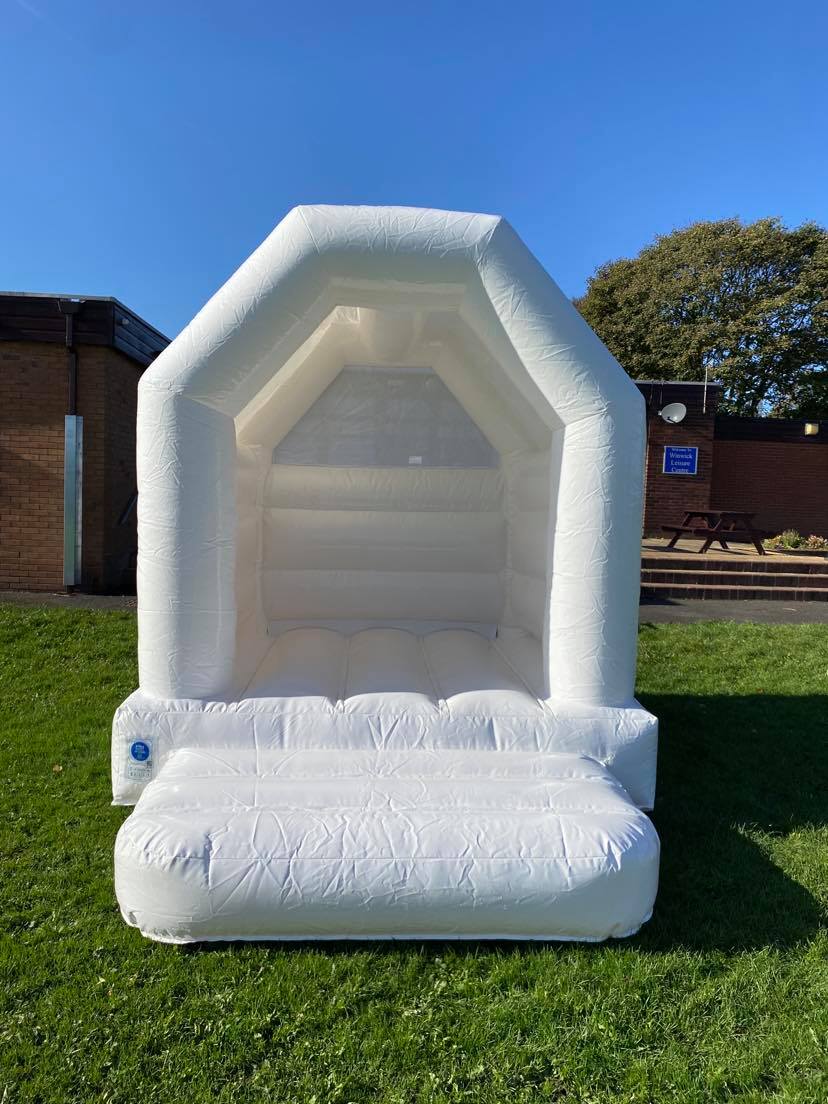 Small bouncy deals castle