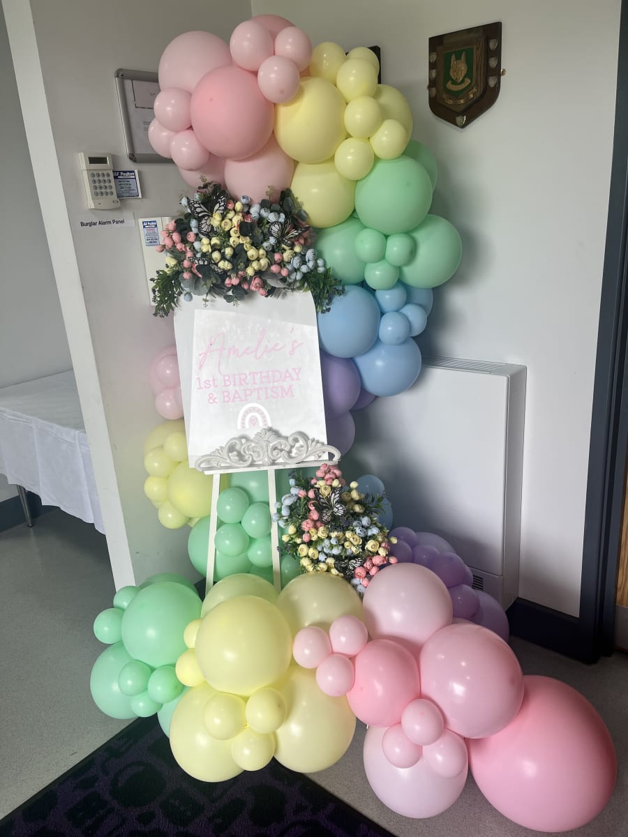 Antique Personlised Easel with Balloon Garland - Bouncy Castle