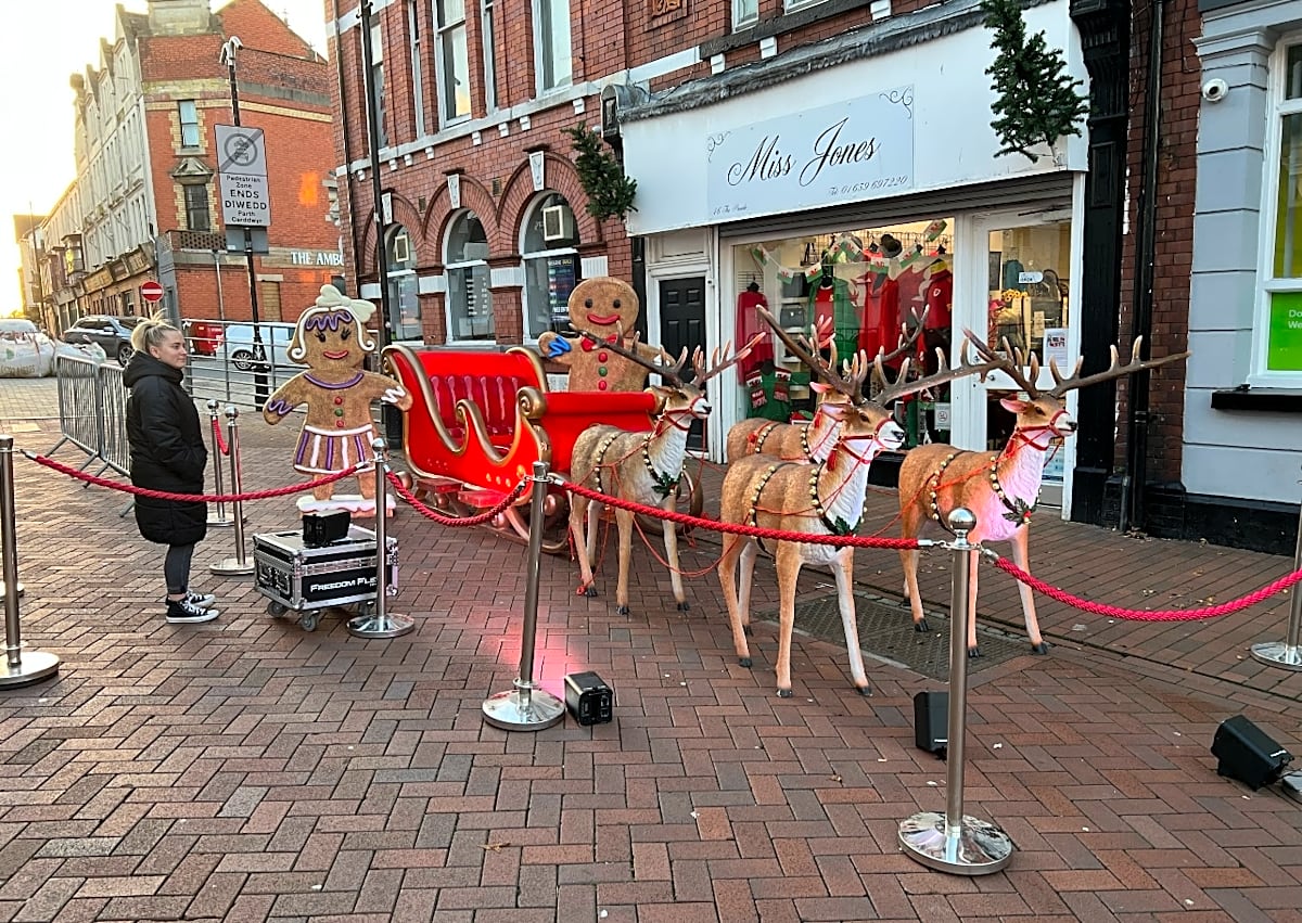 Deluxe Santa's Sleigh & 4 Reindeer Props