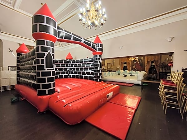 Camelot Adult Bouncy Castle – photo 8