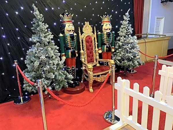 Santa's Grotto Meet & Greet Area – photo 4