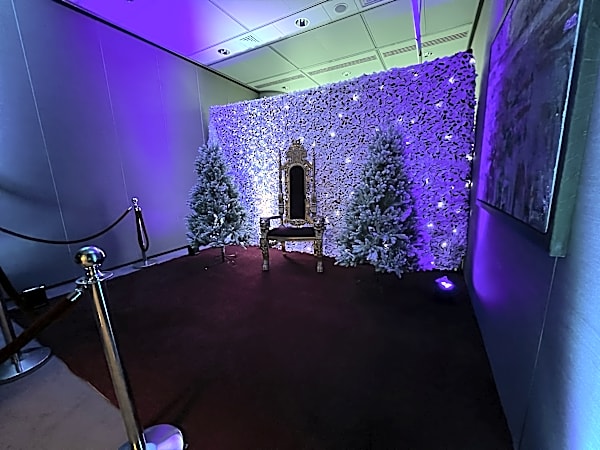 Santa's Grotto Meet & Greet Area – photo 3
